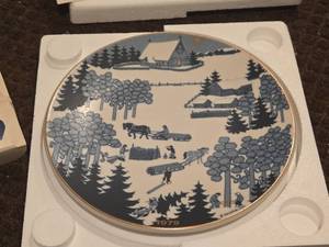 lot 1009 image: Collectors Christmas Plate (design by R. Ulosikkonon by Arabia (1979) (Finland) (in original packaging)