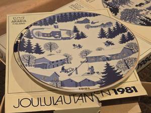 lot 1011 image: Collectors Christmas Plate (design by R. Ulssikkonon) by Arabia (1981) (Finland) (in original packaging)