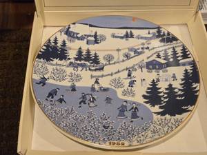 lot 1012 image: Collectors Christmas Plate (design by R. Ulssikkonon) by Arabia (1982) (Finland) (in original packaging)