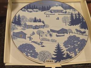 lot 1013 image: Collectors Christmas Plate (design by R. Ulssikkonon) by Arabia (1983) (Finland) (in original packaging)