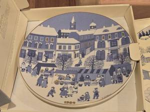 lot 1014 image: Collectors Christmas Plate (design by R. Ulssikkonon) by Arabia (1984) (Finland) (in original packaging)