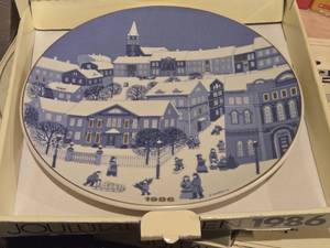 lot 1016 image: Collectors Christmas Plate (design by R. Ulssikkonon) by Arabia (1986) (Finland) (in original packaging)