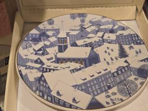 lot 1017 image: Collectors Christmas Plate (design by R. Ulssikkonon) by Arabia (1987) (Finland) (in original packaging)