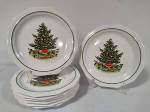 lot 4 image: Pfaltzgraff Christmas Heritage Dinner Plates (8)
