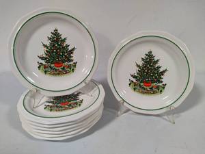 lot 5 image: Pfaltzgraff Christmas Heritage SideSalad Plates (8)