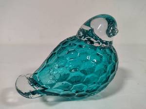 lot 11 image: Turquoise Honeycomb Large Glass Bird