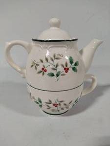 lot 29 image: Pfaltzgraff Winterberry Tea for One