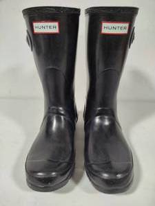 lot 35 image: Hunter Womens Original Short Gloss Black Rubber Rain Boots (Size 8)