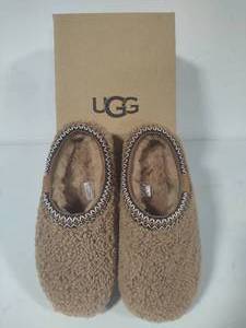 lot 2 image: Ugg Womens Tasman Maxi Curly Slippers (Size 8) New in Box