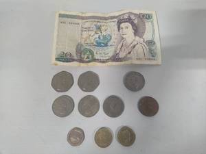 lot 9 image: Bank of England Note Featuring Queen Elizabeth II  Misc Coins