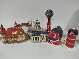 lot 89 image: Dickens Keepsake Holiday Village Pieces