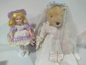 lot 77 image: Alice Vanderbear Remembearances Wedding Bear wTag & April from Paradise Galleries