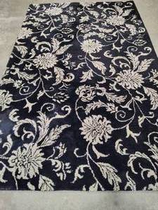 lot 45 image: World Rug Traders Rug (5x8)