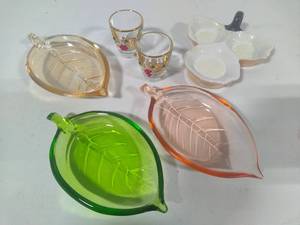 lot 94 image: Leaf Motif Decor Items