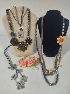 lot 69 image: Assorted Floral Themed Jewelry