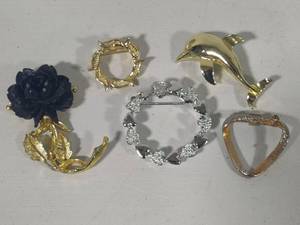 lot 61 image: Assorted Gerrys Brooches