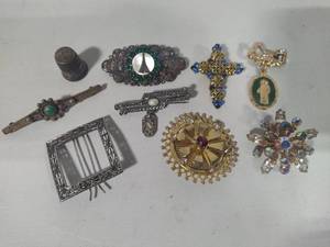 lot 62 image: Vintage Brooches, Clip & Thimble