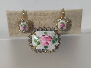 lot 55 image: Pink Rose Guilloche Enamel Floral Brooch & Earring Set