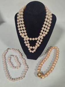 lot 64 image: Vintage Pearls incl Matching Necklace & Bracelet Set