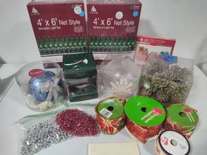 lot 117 image: Holiday Lights, Ribbons & Ornaments