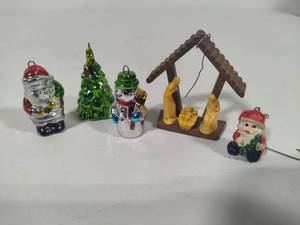 lot 120 image: Tiny Christmas Miniatures