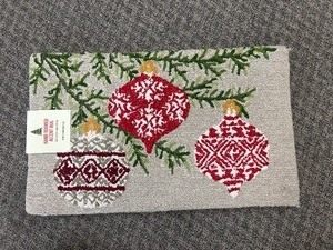 lot 25 image: Hand Hooked Accent Rug 22x38