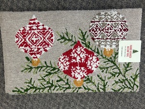 lot 26 image: Hand Hooked Accent Rug 22x38