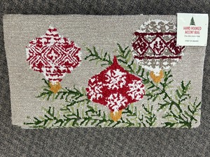 lot 27 image: Hand Hooked Accent Rug 22x38