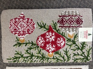 lot 28 image: Hand Hooked Accent Rug 22x38
