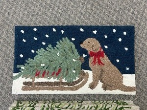 lot 29 image: Hand Hooked Accent Rug 22x38