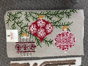 lot 30 image: Hand Hooked Accent Rug 22x38