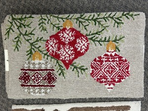 lot 31 image: Hand Hooked Accent Rug 22x38