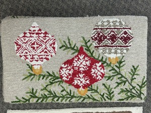 lot 32 image: Hand Hooked Accent Rug 22x38