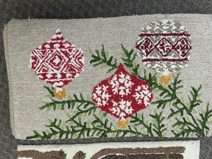 lot 33 image: Hand Hooked Accent Rug 22x38