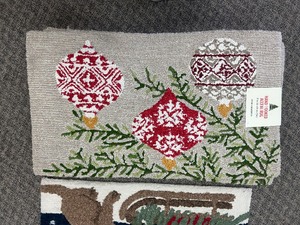 lot 34 image: Hand Hooked Accent Rug 22x38