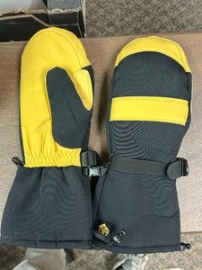 lot 57 image: (Large) Saranac Premium Deerskin Ski Mitt - MSRP $35.99