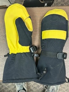 lot 59 image: (Medium) Saranac Premium Deerskin Ski Mitt - MSRP $35.99