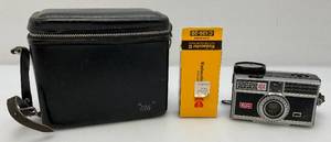 lot 117 image: Vintage Koidak Instamatic 404 Camera With Leather Carrying Case And More