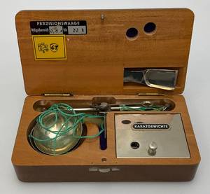 lot 146 image: Vintage PRAZISIONSWAAGE KARATGEWICHTE Portable  Mechanical Precision Balance Scale In Original Wooden Box