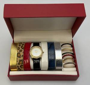 lot 165 image: Vintage Gruen Womens Watch With Changeable Bands And Bezels In Original Box (New Old Stock)