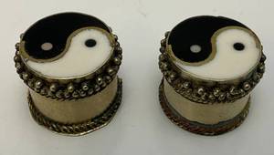 lot 215 image: Vintage Silver Ying And Yang Pill Boxes 34 x 1