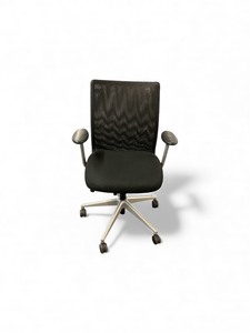lot 45 image: Steelcase Jersey Task Chair