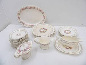 lot 5 image: Vintage Royal China May Wreath Set
