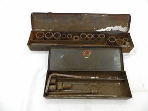 lot 7 image: Vintage Socket Set with Ratchet, Vintage Indestro Socket Set Case with some sockets