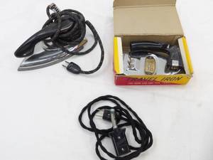 lot 10 image: Vintage Iron & De-Luxe Travel Iron in Original Box