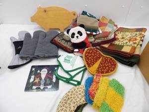 lot 29 image: Kitchen Hand Towels, Pot Holders, Table Runners, Oven Mitts, Cutting Board