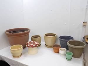 lot 47 image: Flower Planters Lot