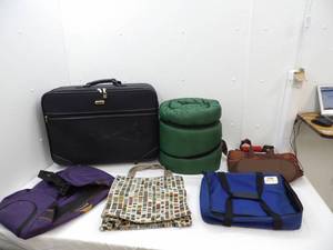 lot 49 image: Pyrex Portables Insulated Zipper Carrying Bag, Insulated Lunch Box, Duffle Bag, Tote Bag, Sleeping Bag, Suitcase