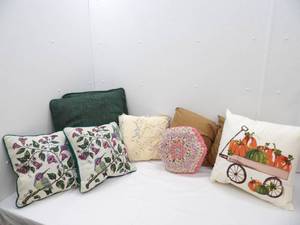 lot 50 image: Throw Pillows