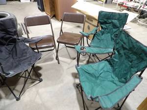 lot 139 image: 2 Brown Folding Chairs & 3 Camp Chairs